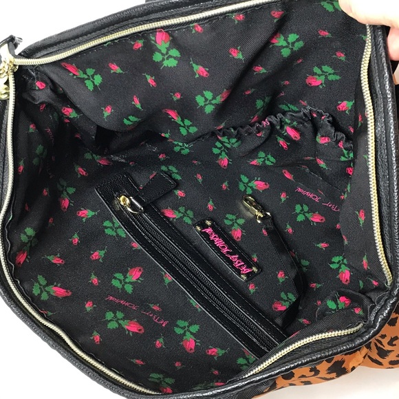 Betsey Johnson Leopard Print Large Zip Tote Bag - Picture 5 of 9